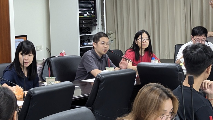 Professor Yung-Ting (Frank) Pan, advisor from the Department of Chemical Engineering, warmly greets the incoming freshmen