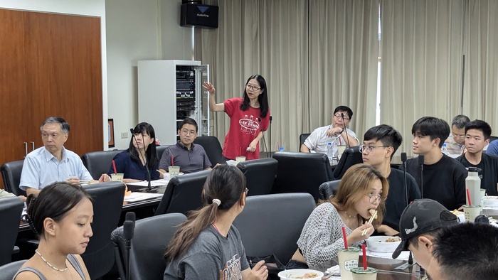 Professor Chih-Chen Chen, advisor from the Department of Power Mechanical Engineering and Institute of NanoEngineering and MicroSystems, enthusiastically introduces the attendees from IPESA to the freshmen.