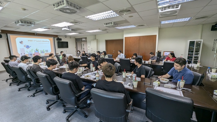 Chill Lunch Time: The office has also prepared two classic Taiwanese drinks—bubble milk tea and orange green tea—for everyone to enjoy.