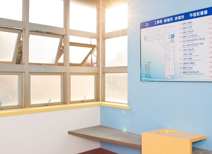 欣賞清大成功湖及迎接夕陽的梯間廊道