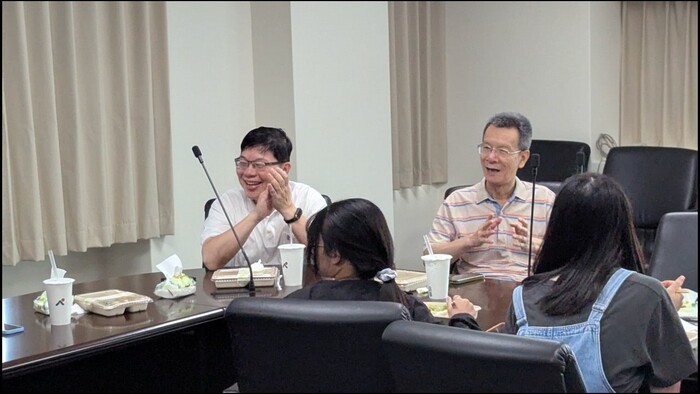 The new Chairman, Prof. Chien-Neng Liao, and the outgoing Chairman, Prof. Heh-Nan Lin, welcome the returning students.