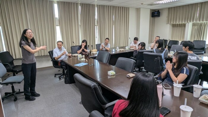 The outgoing Vice Chairman, Prof. Chih-Chen Chen, offers warm wishes to the students.