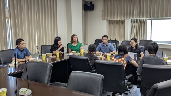 Mentors welcome the freshmen and introduce their research interests for students’ reference.
