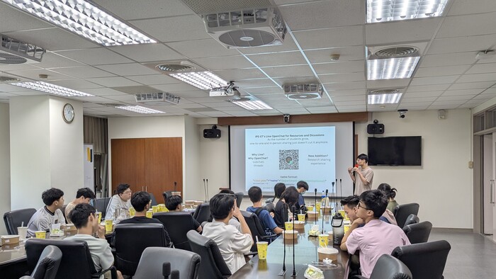 One of the junior students invites freshmen to join the study community and kindly shares a collection of study resources.