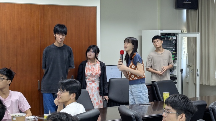 One of the junior students invites freshmen to join the study community and kindly shares a collection of study resources.